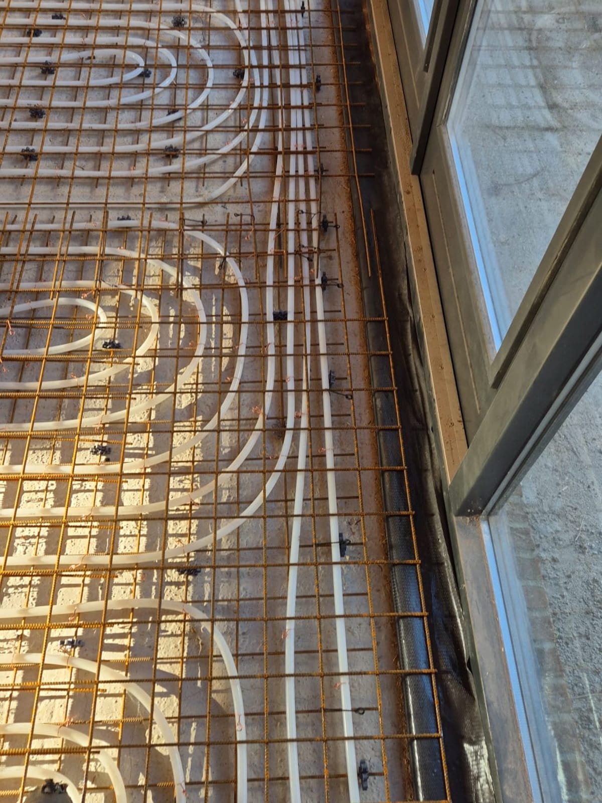 betonvloer storten Weert met vloerverwarming