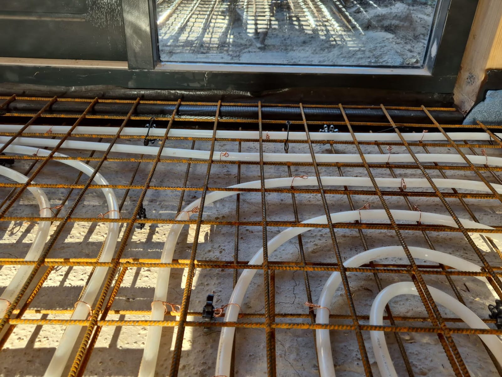 opbouw betonvloer met vloerverwarming